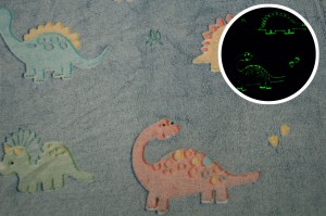 Minky Plush świecący w ciemności, Dinozaury na niebieskim